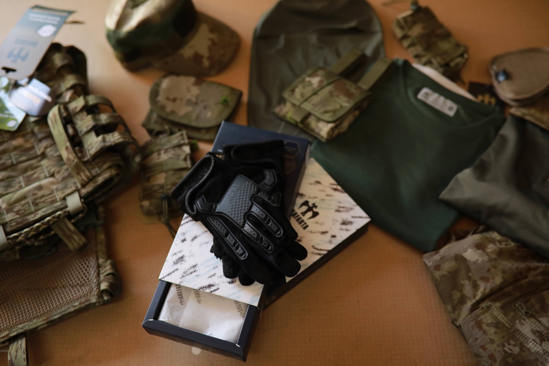 Scarpe, abbigliamento, munizioni, attrezzature e rifornimenti alimentari per Esercito Ucraino2